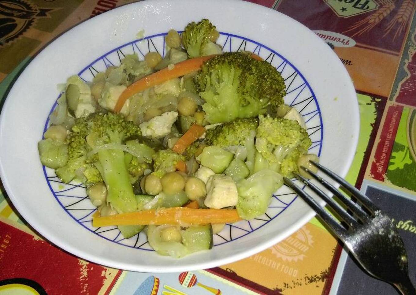 Salteado de garbanzos con pollo y verduras.