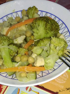 Una foto de Salteado de garbanzos con pollo y verduras.