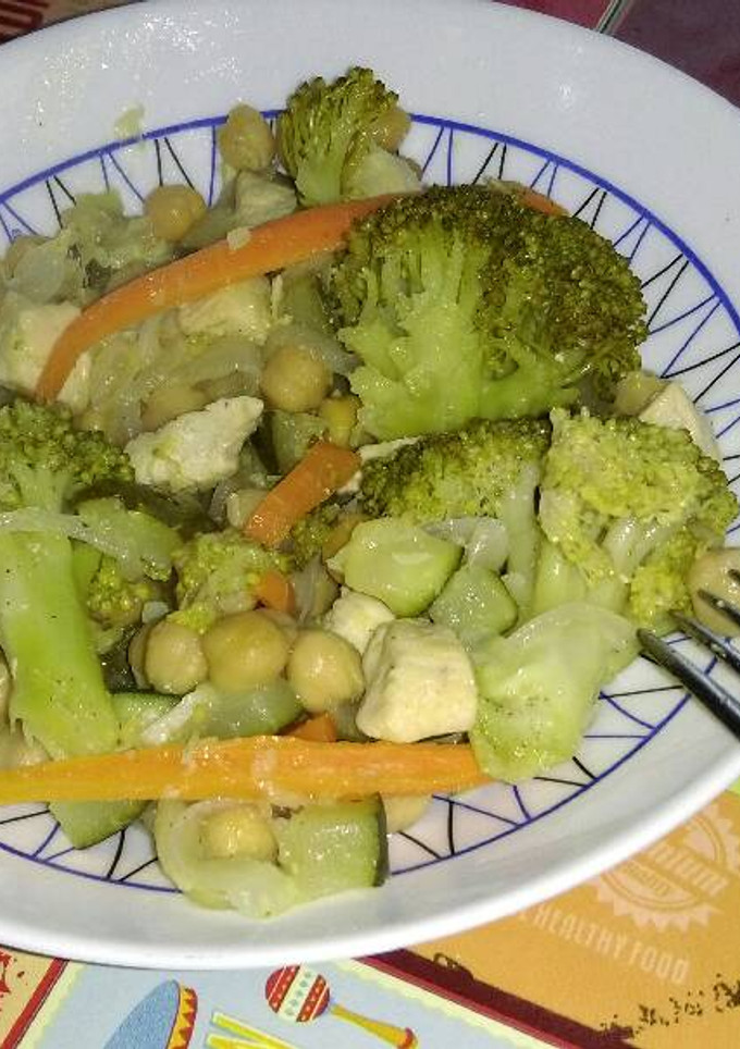 Una foto de Salteado de garbanzos con pollo y verduras. 