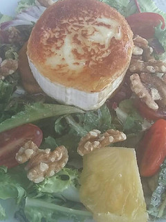 Una foto de Ensalada con queso de cabra, miel y mostaza
