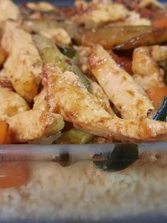 Una foto de Cous cous con pollo