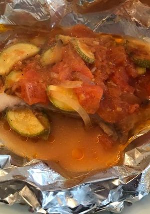 Una foto de Pescado empapelado con calabacitas