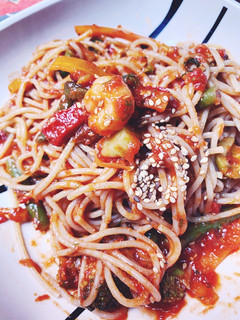 Una foto de Espaguetis integrales, con verduras, gambas, salsa tomate, sésam