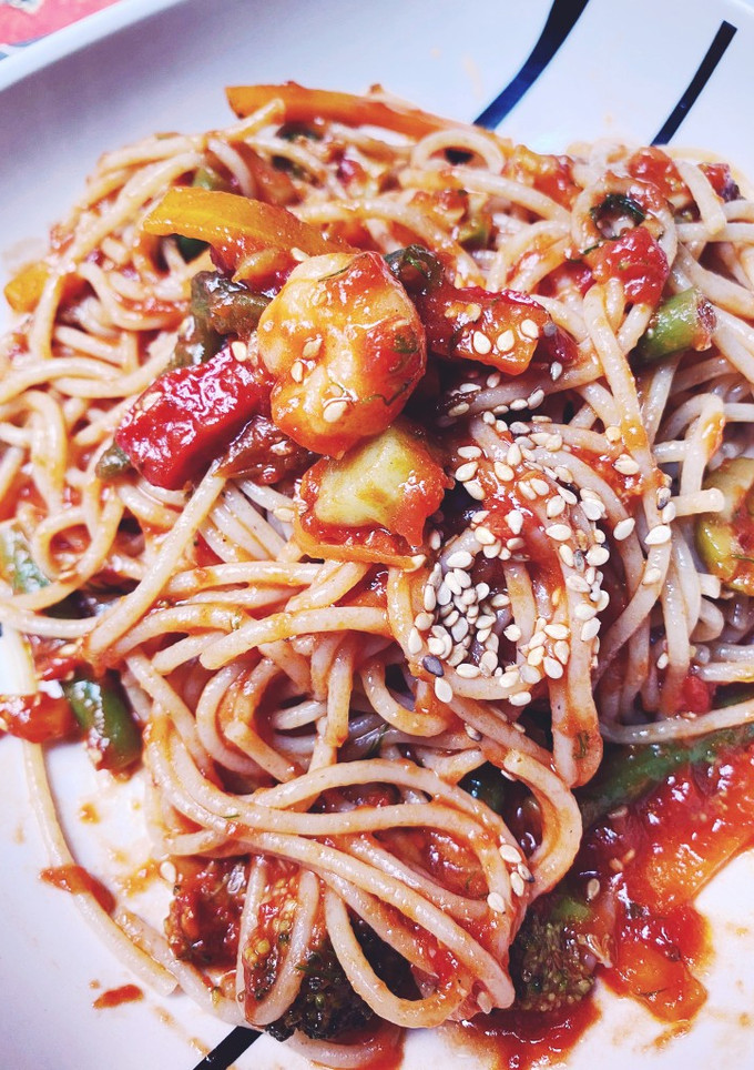 Una foto de Espaguetis integrales, con verduras, gambas, salsa tomate, sésam