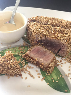 Una foto de Atún rojo estilo tataki con mayonesa de soja