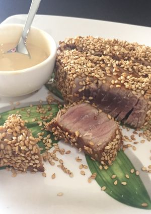 Una foto de Atún rojo estilo tataki con mayonesa de soja