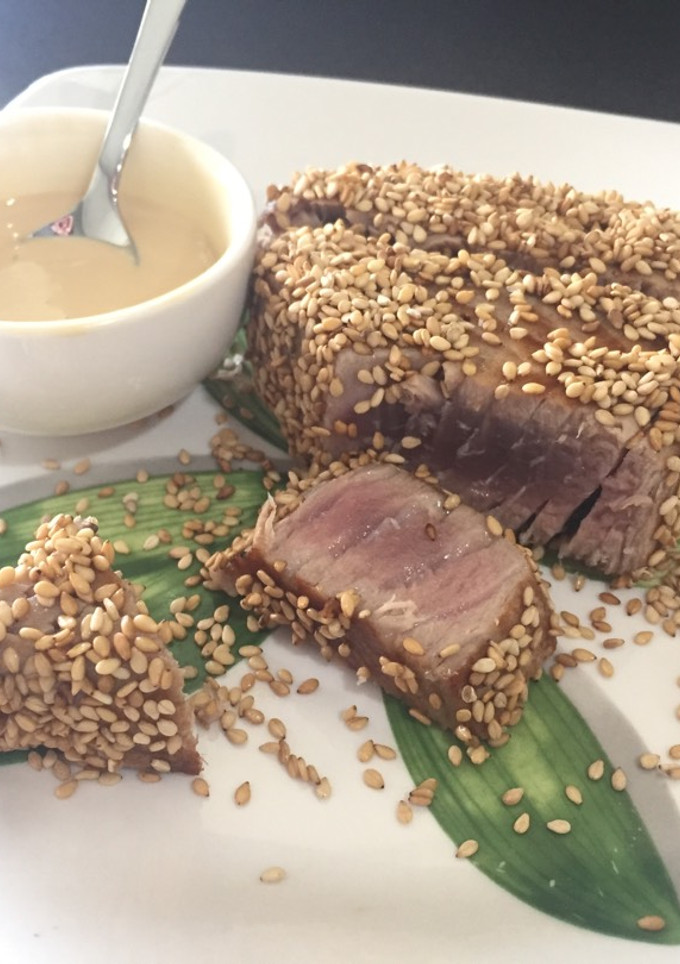Una foto de Atún rojo estilo tataki con mayonesa de soja