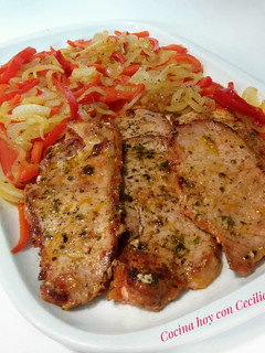 Foto principal de Filetes de lomo de cerdo a la plancha con guarnición de sofrito