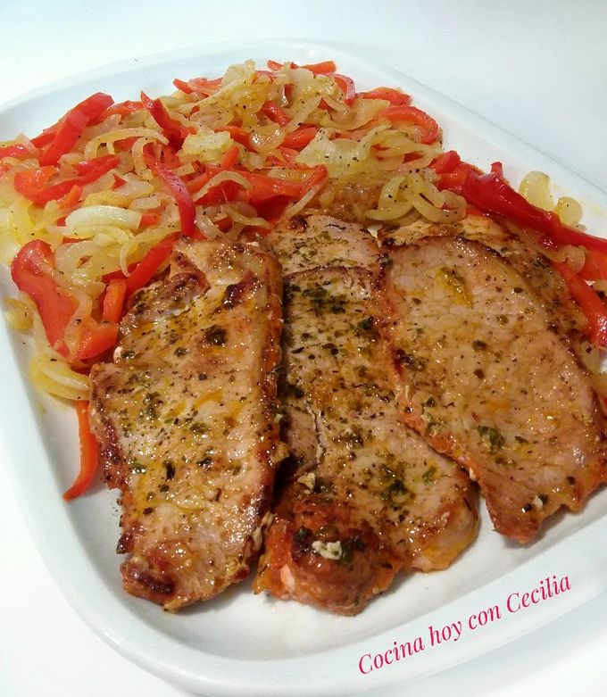 Una foto de Filetes de lomo de cerdo a la plancha con guarnición de sofrito