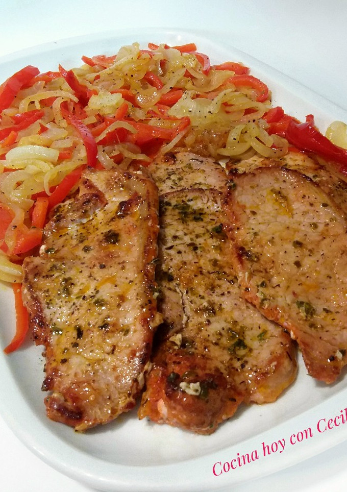 Una foto de Filetes de lomo de cerdo a la plancha con guarnición de sofrito