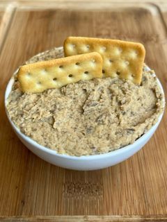 Una foto de Hummus de champiñones y pimentón