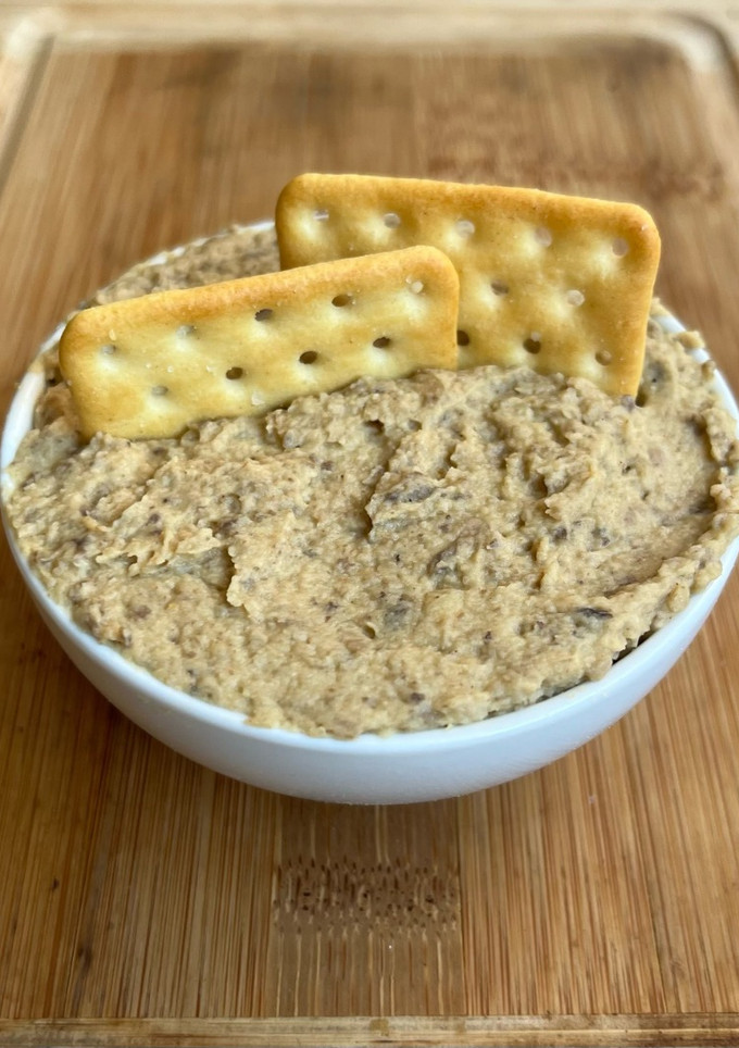 Una foto de Hummus de champiñones y pimentón