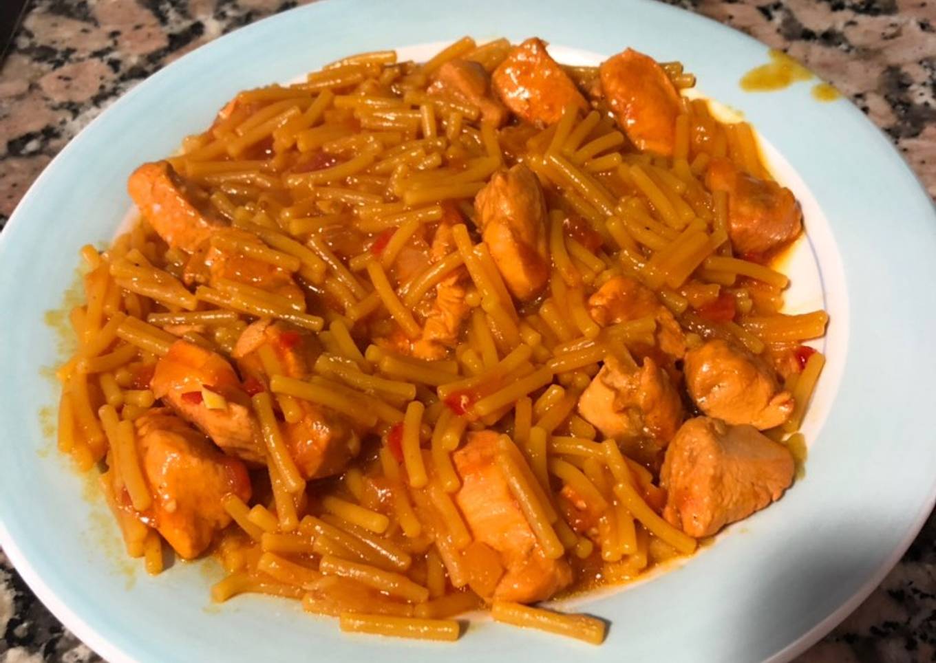 Pollo con fideos