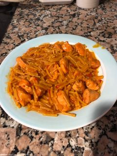 Una foto de Pollo con fideos