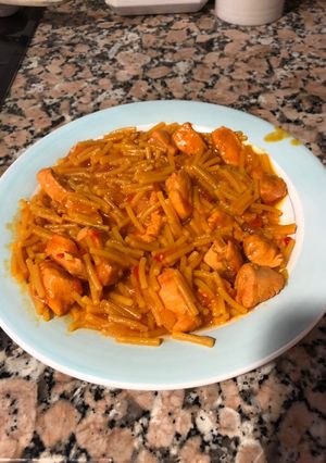 Una foto de Pollo con fideos