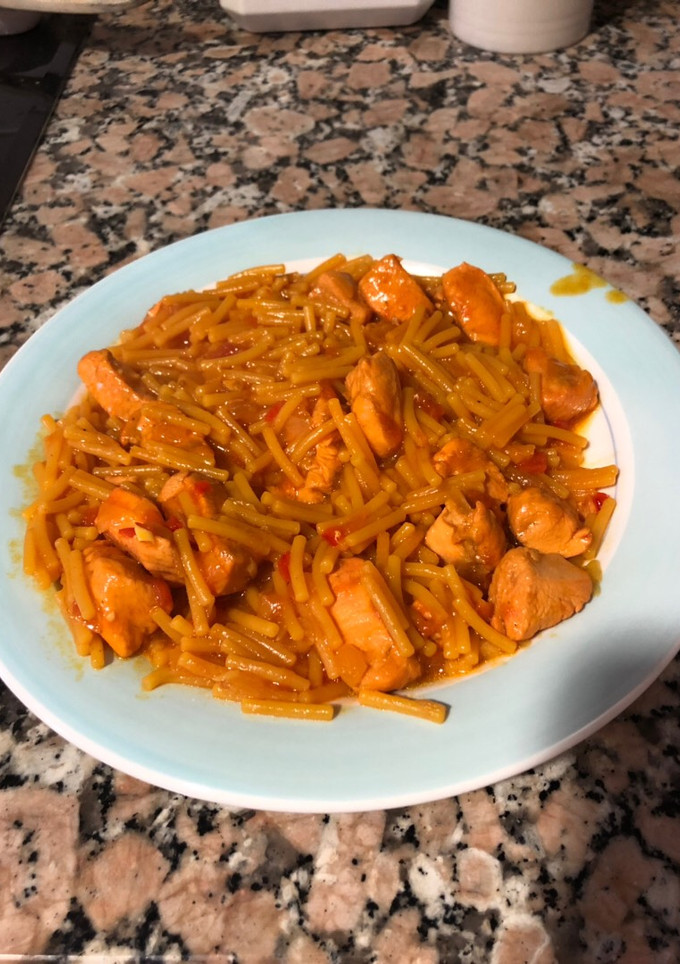 Una foto de Pollo con fideos
