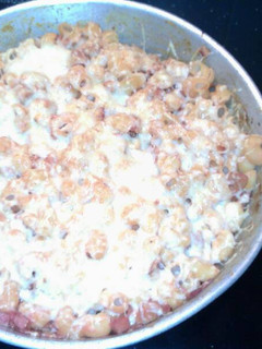 Una foto de Macarrones con salchichas bacon y queso gratinado