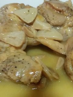 Una foto de Pollo en salsa al ajillo