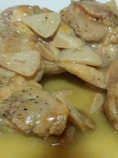 Una foto de Pollo en salsa al ajillo