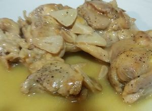 Una foto de Pollo en salsa al ajillo