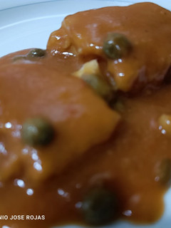Una foto de Merluza y mero en salsa de tomate