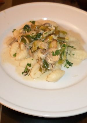 Una foto de ÑOQUIS A LA CREMA DE HONGOS Y PUERRO CON VINO BLANCO