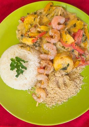 Una foto de Moqueca de Banana con Brochetas de Camarón