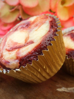Una foto de Red velvet cheesecake swirl brownies