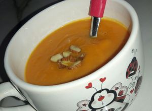Una foto de Sopa crema de zapallo 🎃 ♡