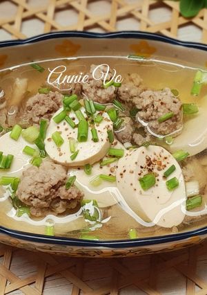 Hình của món Canh đậu hũ non nấu thịt viên.