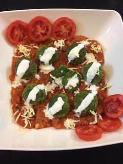 A picture of Palak kofta curry.