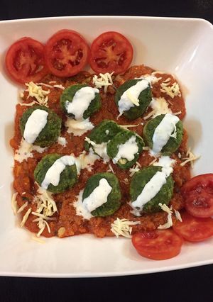 A picture of Palak kofta curry.