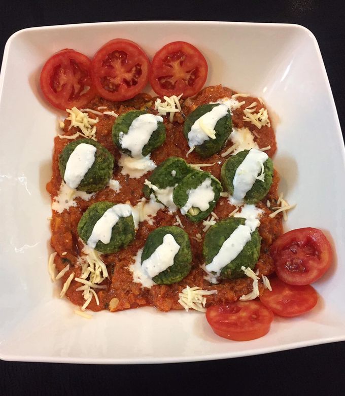 A picture of Palak kofta curry.
