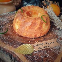 A picture of Orange Bundt Cake/Pound cake.