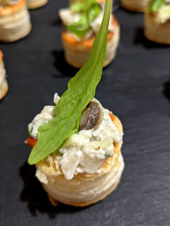 Una foto de Volovanes con mousse de arenque y manzana