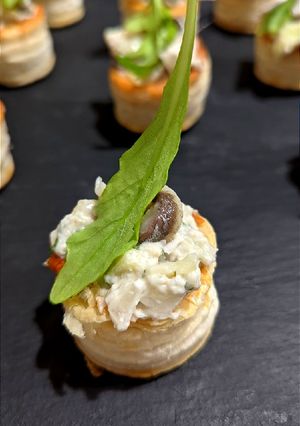 Una foto de Volovanes con mousse de arenque y manzana
