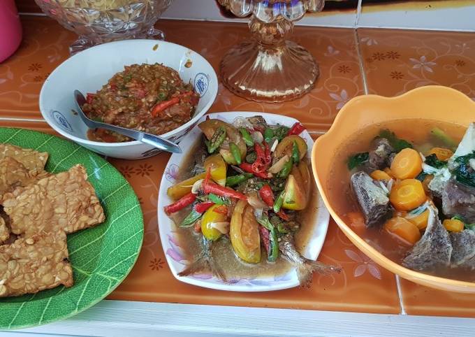 Sop iga+tumis ikan peda+sambel trasi+tempe goreng