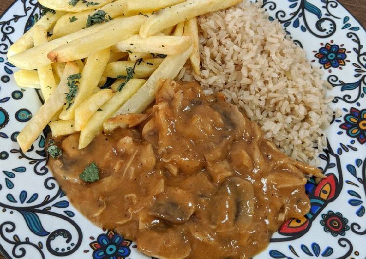 Estrogonofe de cogumelos desfiados vegano