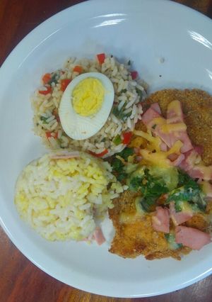 Una foto de Suprema a la parmesana con arroces mixtos