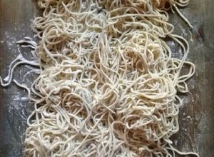 Una foto de Fideos caseros sin huevo (vegan) 😁 cocina base