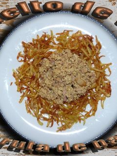 Una foto de Revuelto de atún con viruta de patatas