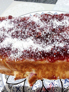 Una foto de Bizcocho de fresas🍰