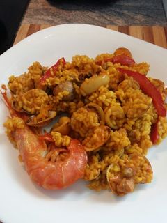 Una foto de Arroz con berberechos y calamares frescos