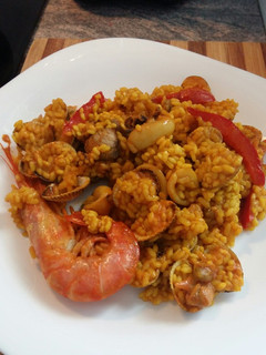 Una foto de Arroz con berberechos y calamares frescos