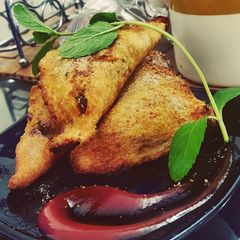A picture of Veggies Bread Samosa in Airfryer.