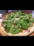 Pizza de jamón crudo y rúcula