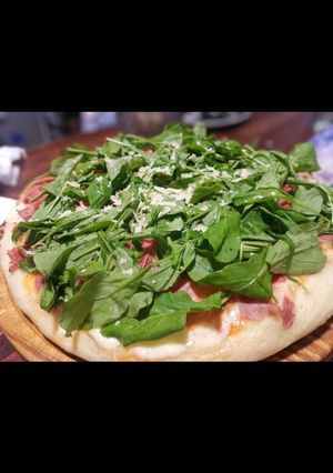 Una foto de Pizza de jamón crudo y rúcula