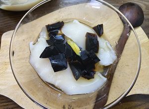 Hình của món Chè yến mạch thạch đen.