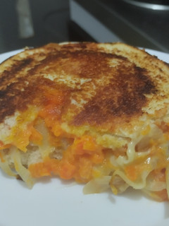 Una foto de Sándwich🥯cremoso🧀🥛de zanahoria🥕y cebolla🧅🥐🧀