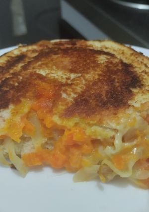 Una foto de Sándwich🥯cremoso🧀🥛de zanahoria🥕y cebolla🧅🥐🧀